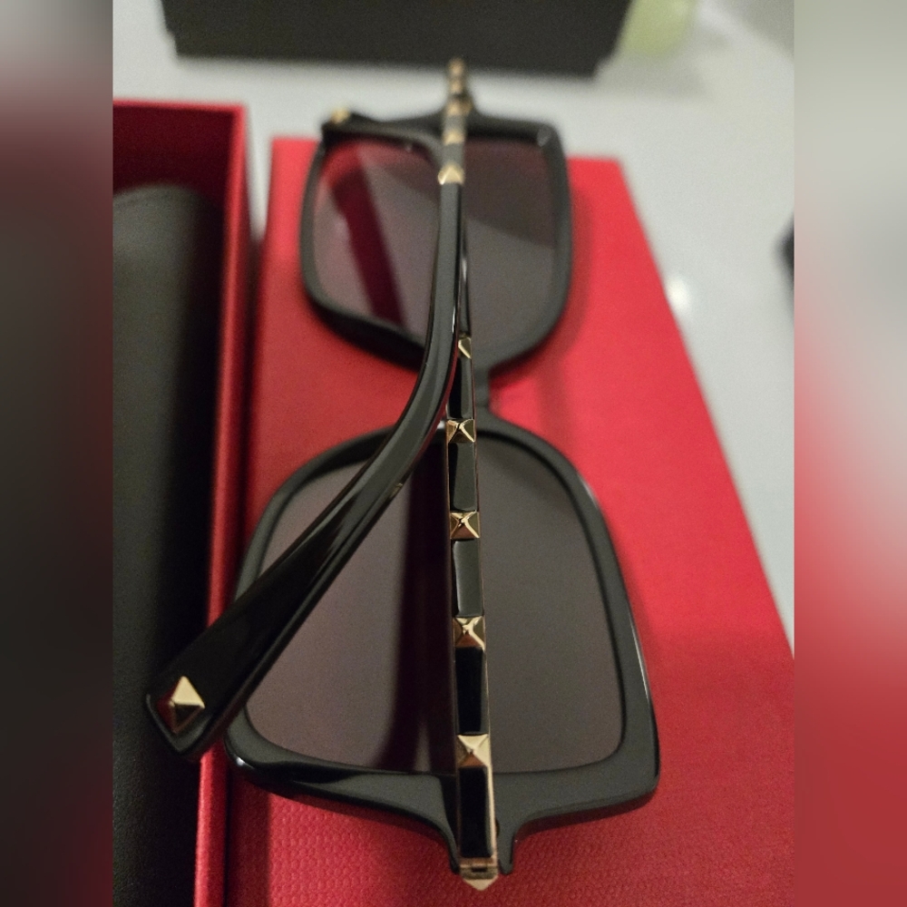[SOLD] VALENTINO SUNGLASSES - Picture 3 of 7